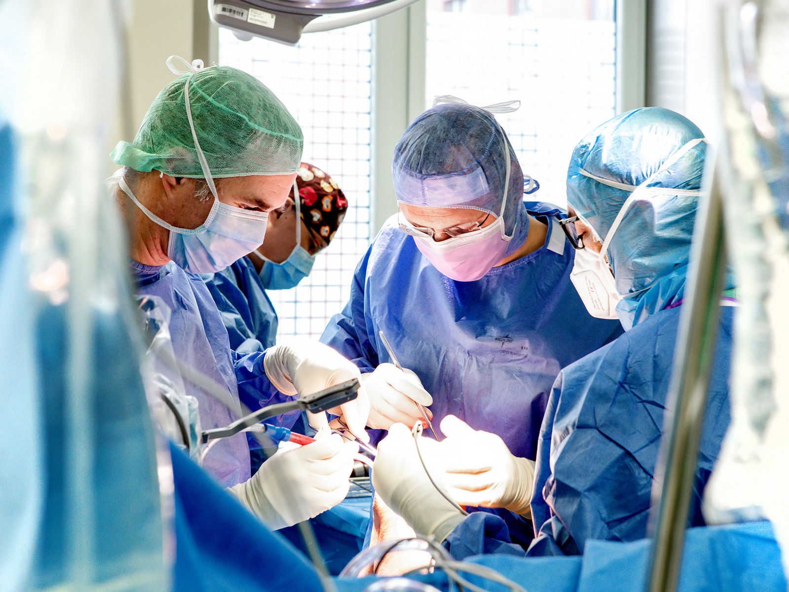 Das Team der Orthopädie bei einer Knie-Operation im Helios Klinikum Berlin-Buch