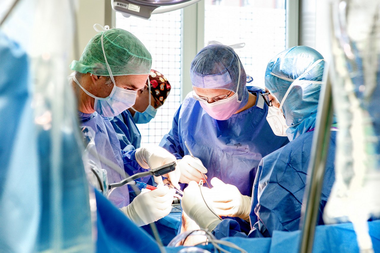 Das Team der Orthopädie bei einer Knie-Operation im Helios Klinikum Berlin-Buch