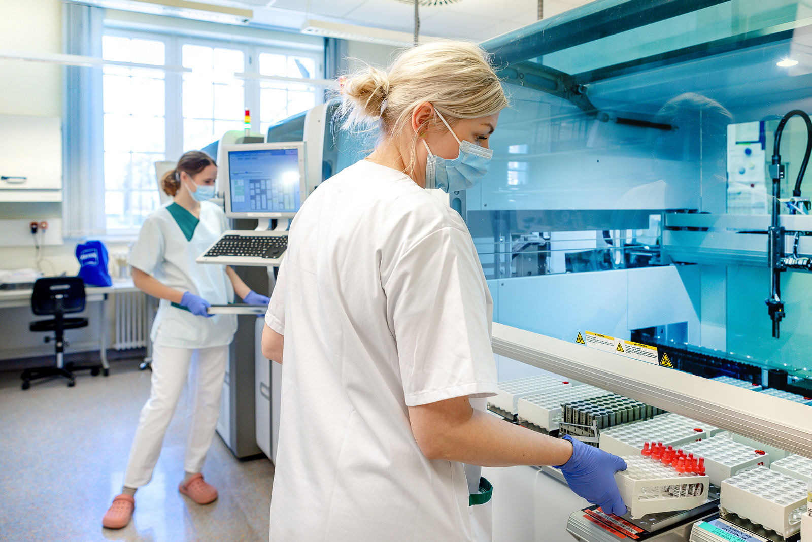 Mitarbeiterinnen der Labormedizin bei der Arbeit