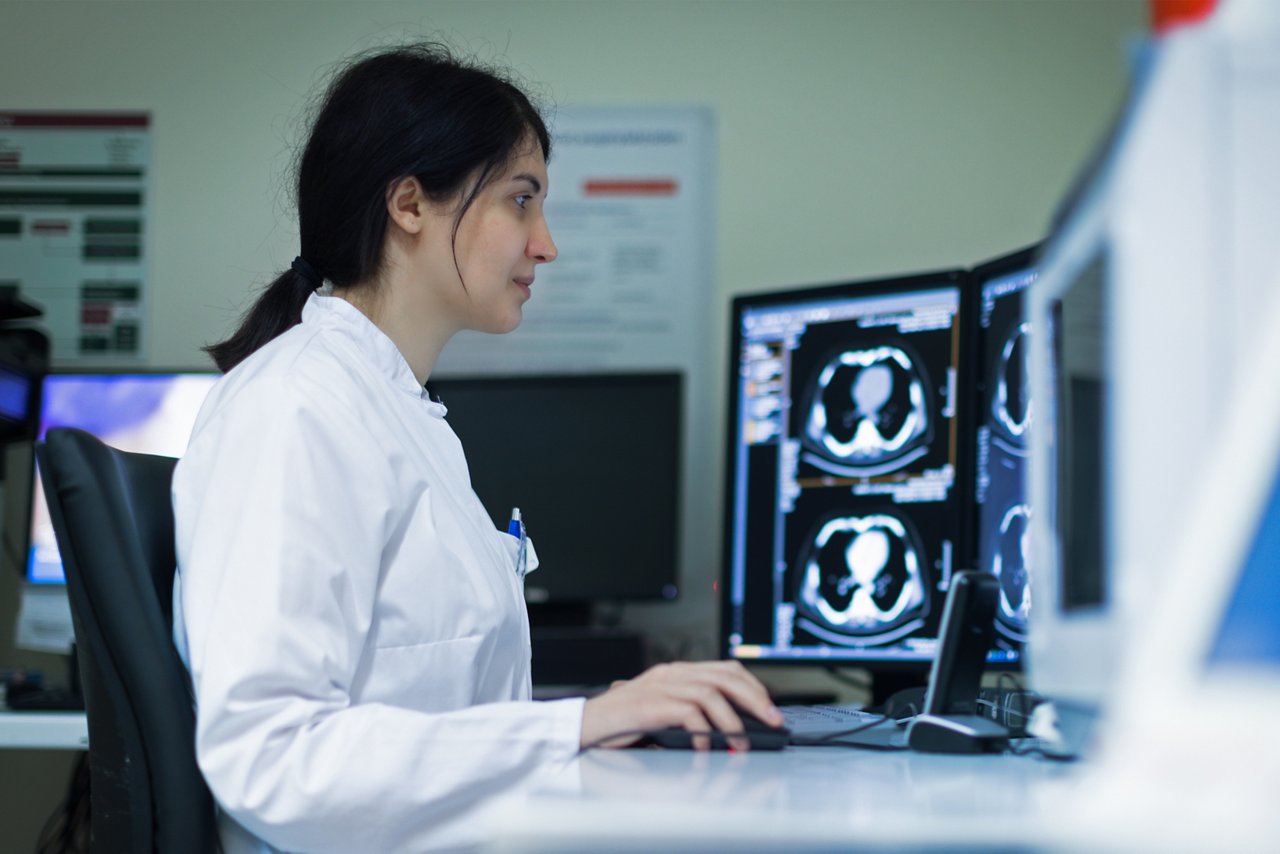 Radiologie Mitarbeiterin sitzt am PC