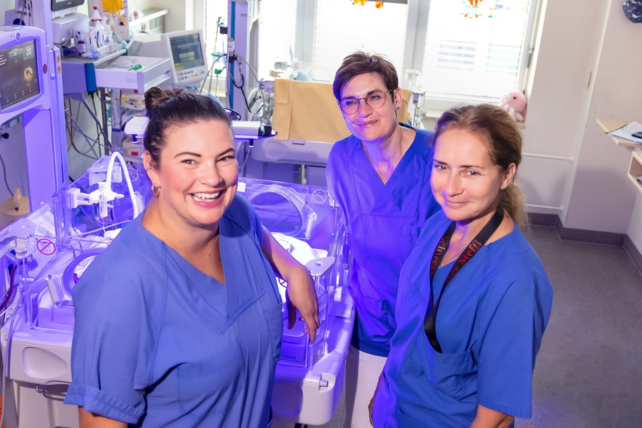 Ein Teil des Neonatologie Teams des Helios Klinikum Berlin-Buch steht im Patientenzimmer