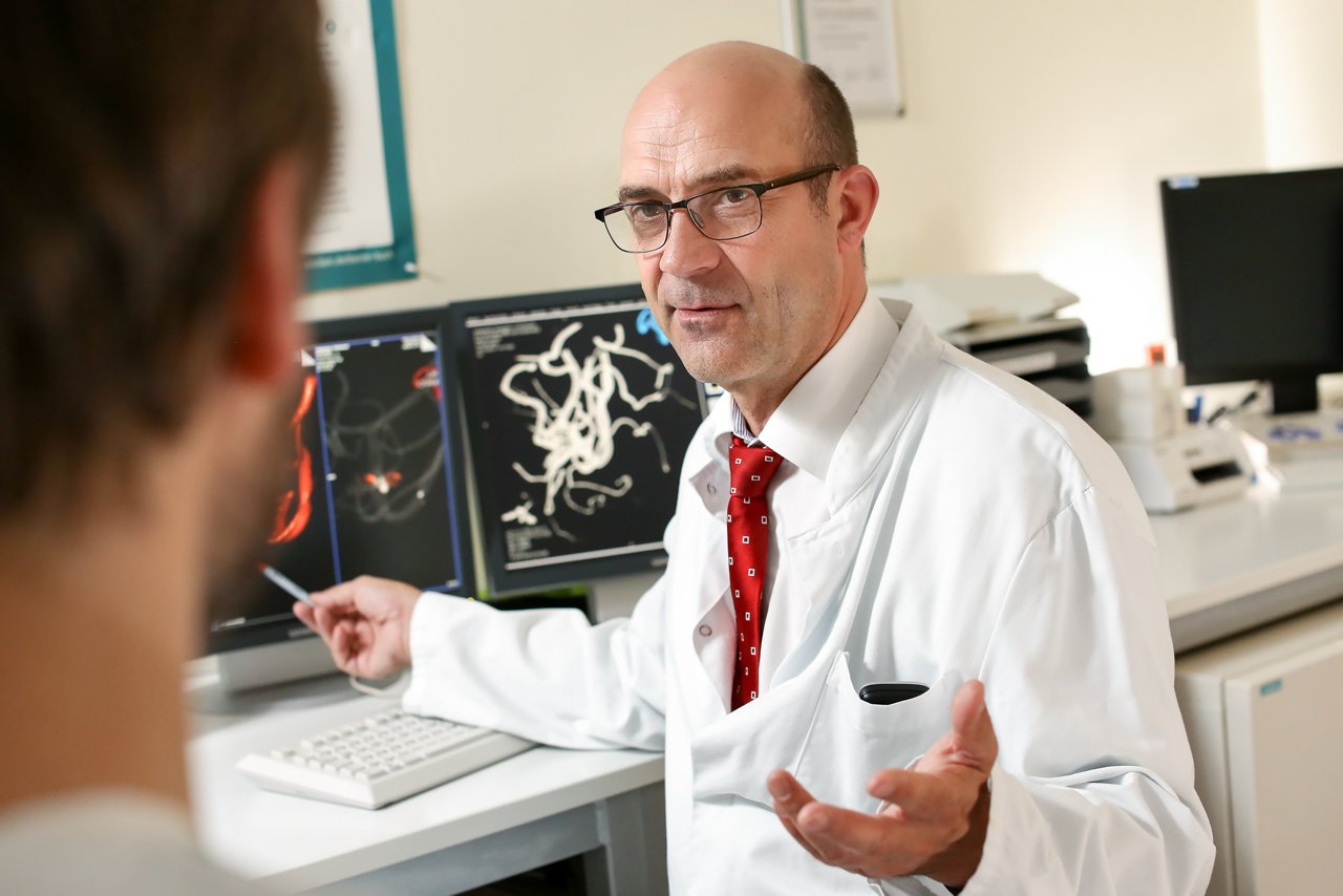 Chefarzt im Gespräch mit einer weiteren Person