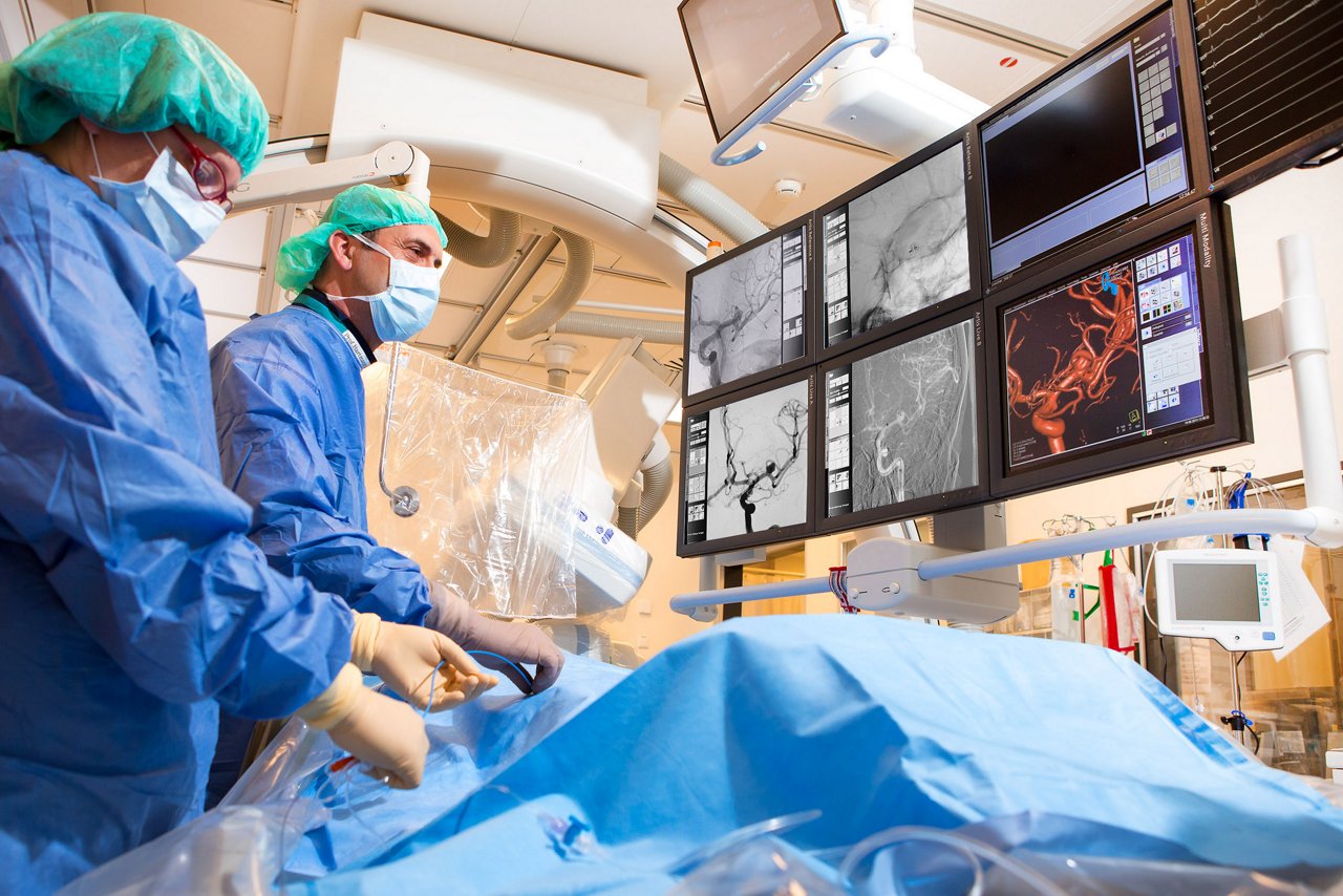 Arzt und Assistenz während einer radiologischen Gefäßuntersuchung