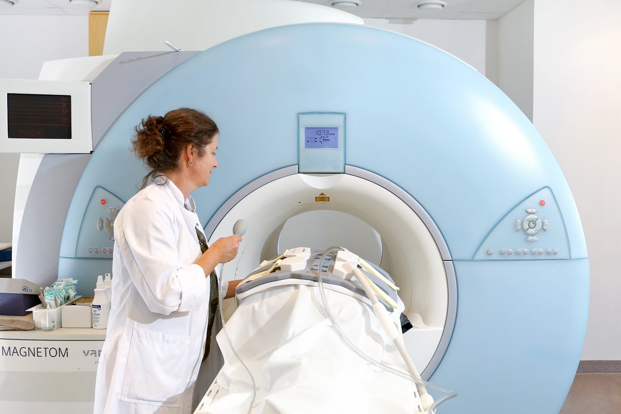Ärztin weist Patient:in in die MRT-Untersuchung ein 