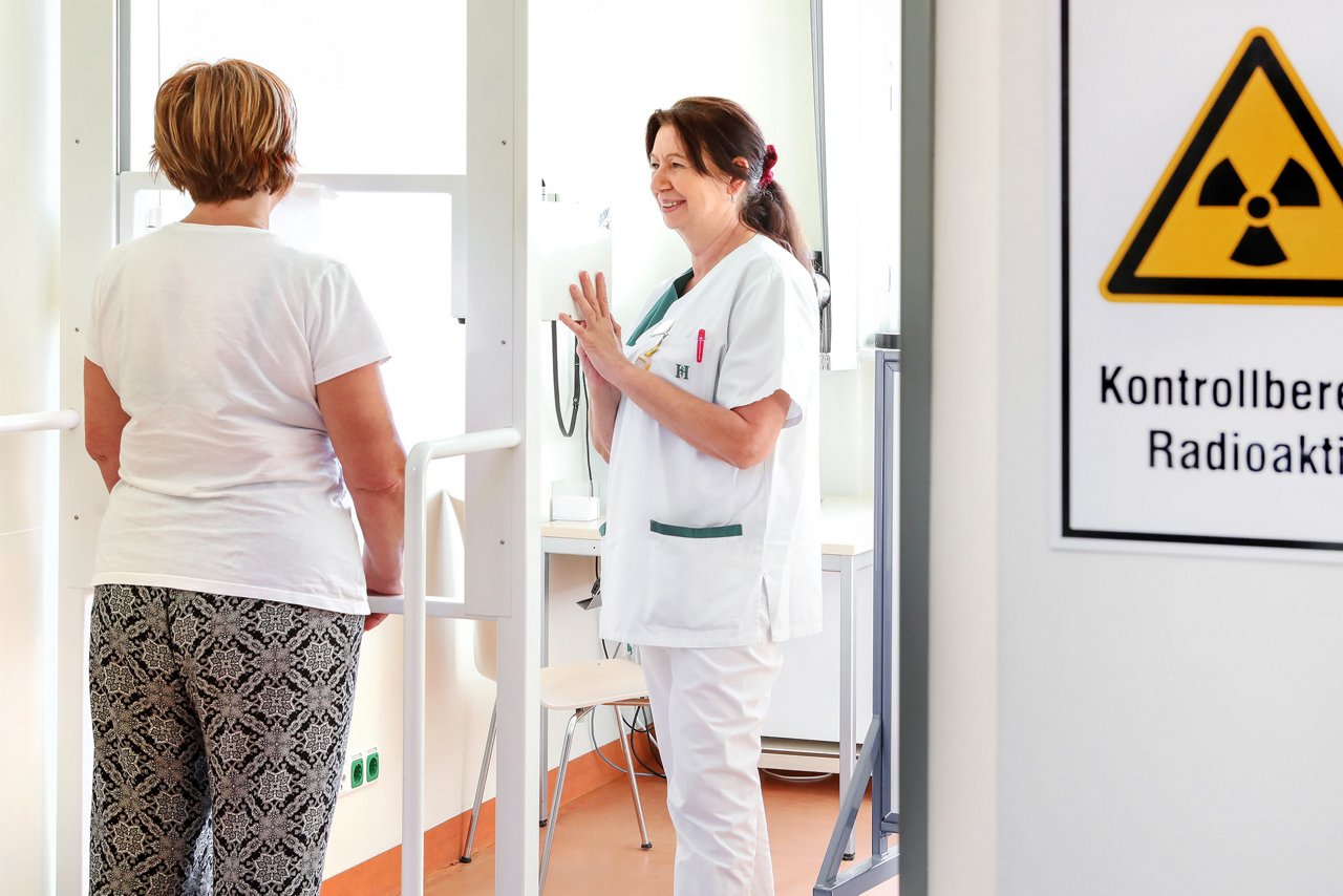 MTRA der Nuklearmedizin und Patientin im Helios Klinikum Berlin-Buch