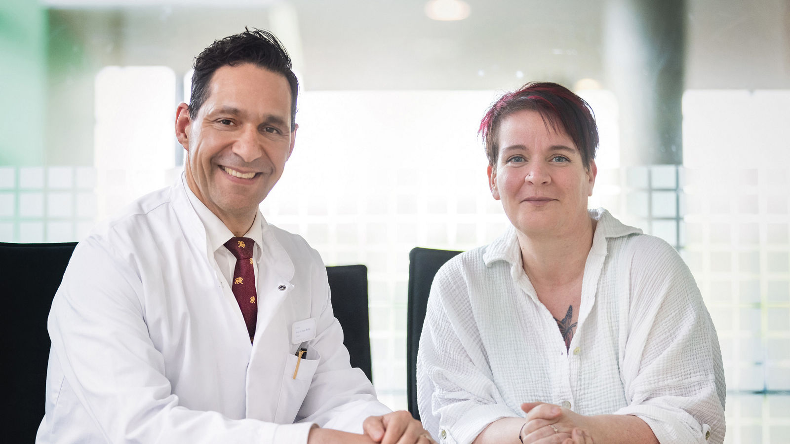 Prof. Roger Wahba, Chefarzt der Allgemein-, Viszeral- und Onkologischen Chirurgie im Helios Klinikum Berlin-Buch und Anika Hofmeister, Patientin