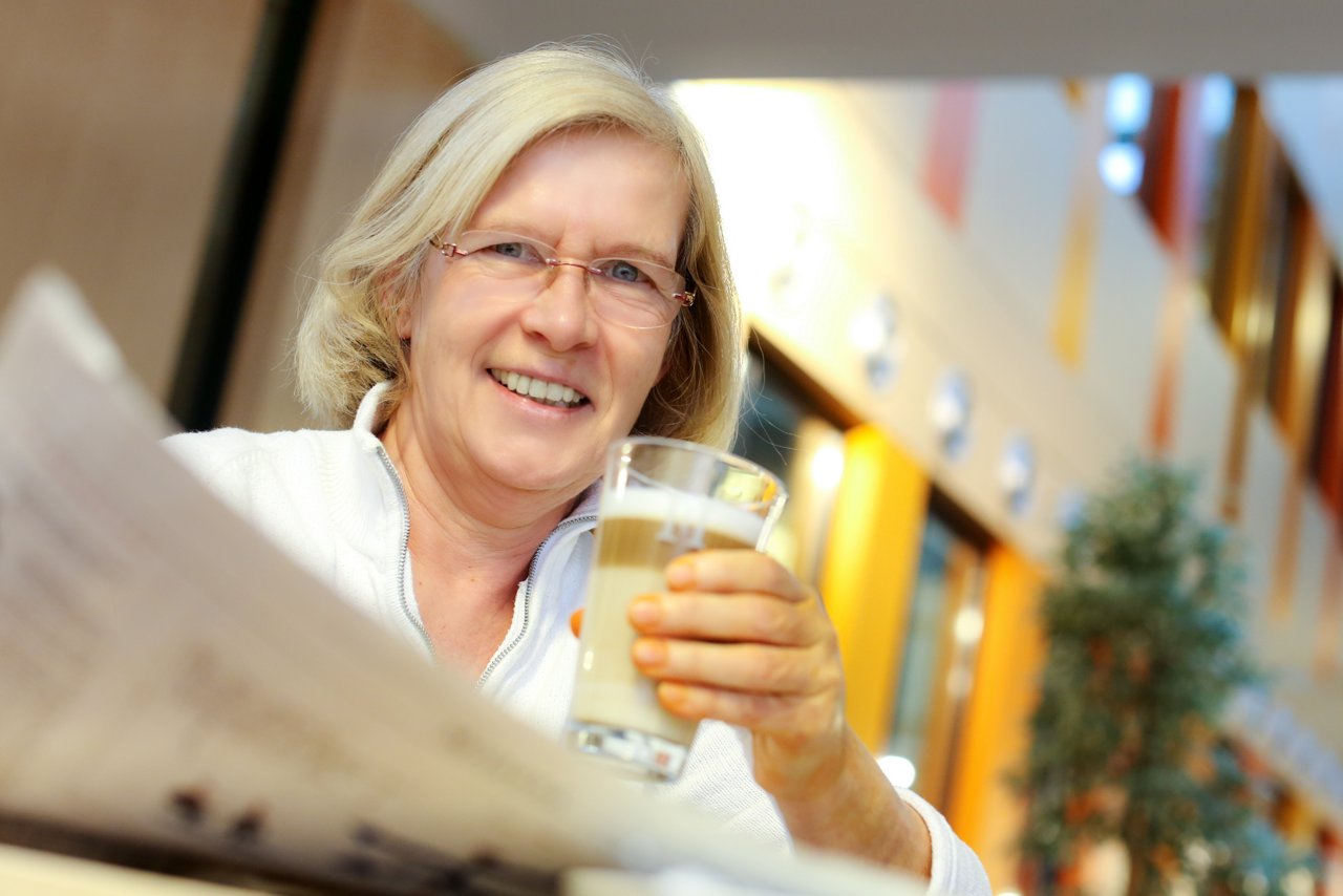 Patientin in der Lounge der Wahlleistungsstation im Helios Klinikum Berlin-Buch