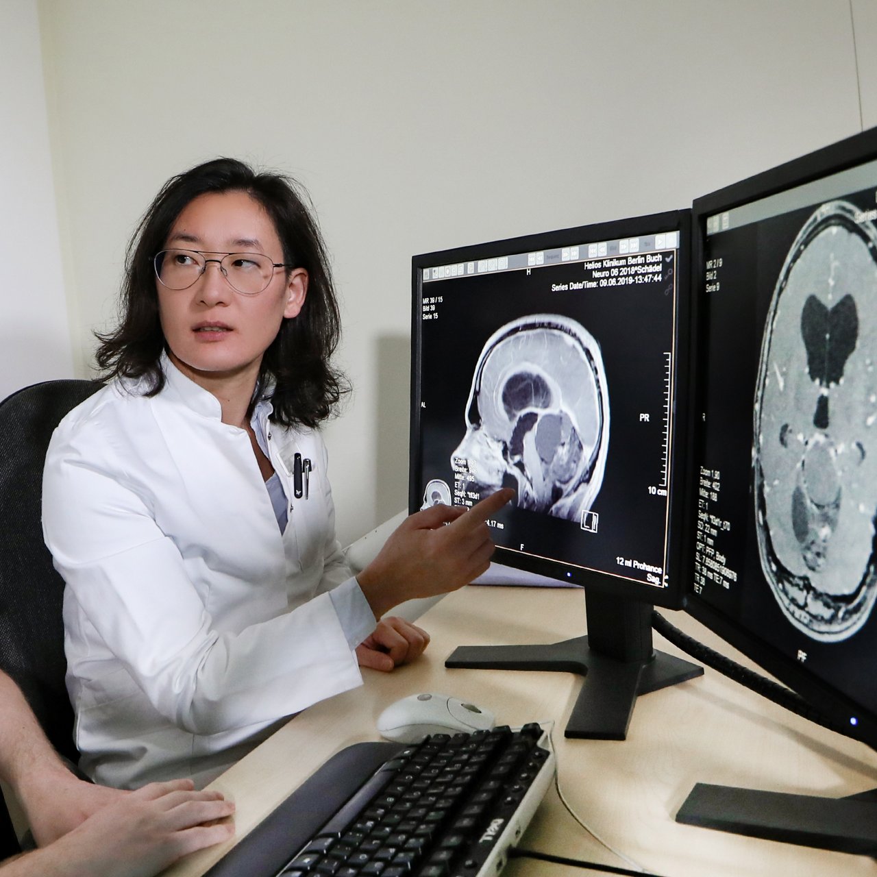 Chefärztin der Neurochirurgie im Patientengespräch zu Hirntumor