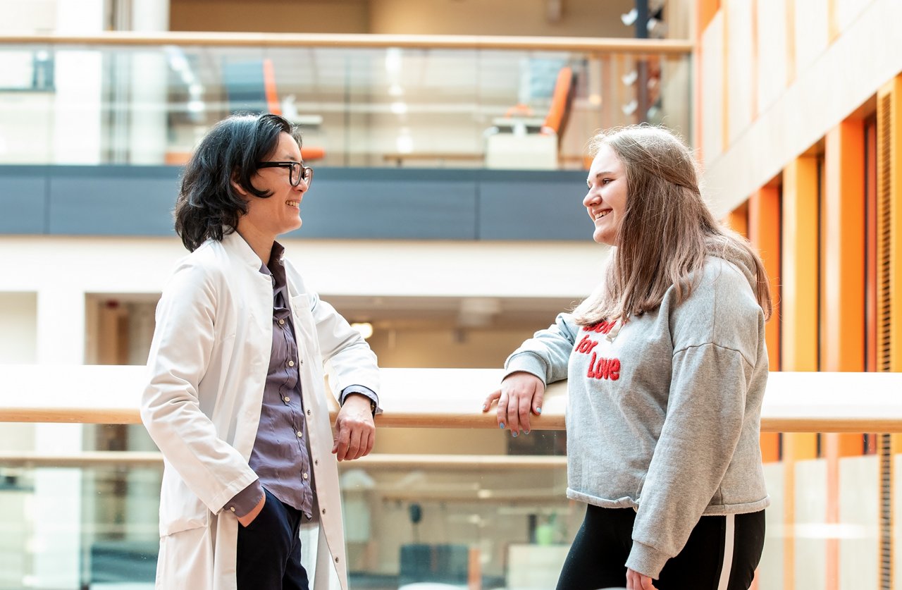 Chefärztin Prof. Dr. Ryang im Patientengespräch im Atrium des Klinikums
