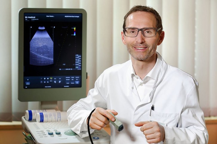 Prof. Dr. med. Schrader beim Ultraschall