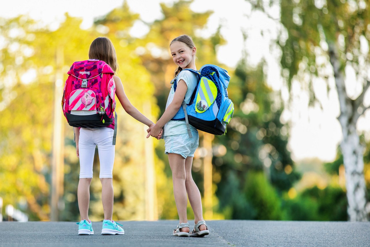 Kinder auf dem Weg zur Schule