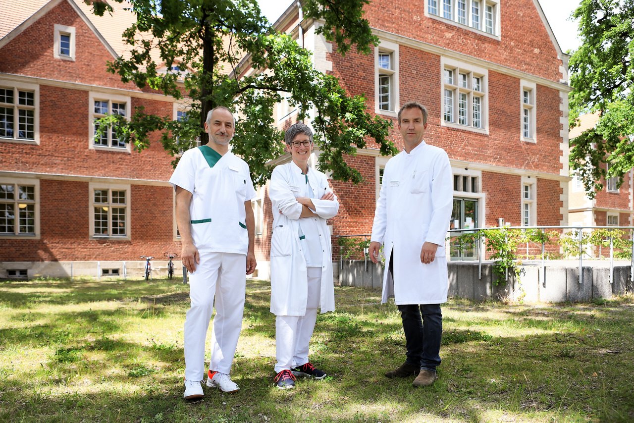 Team der Palliativstation vor Haus 209