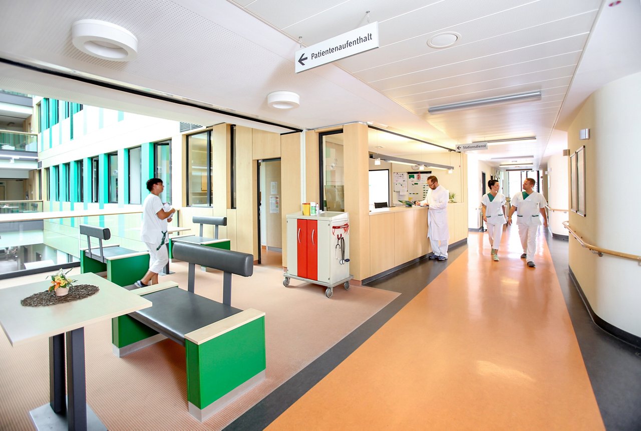 mehrere Personen laufen oder stehen auf dem Stationsflur der Tumororthopädie