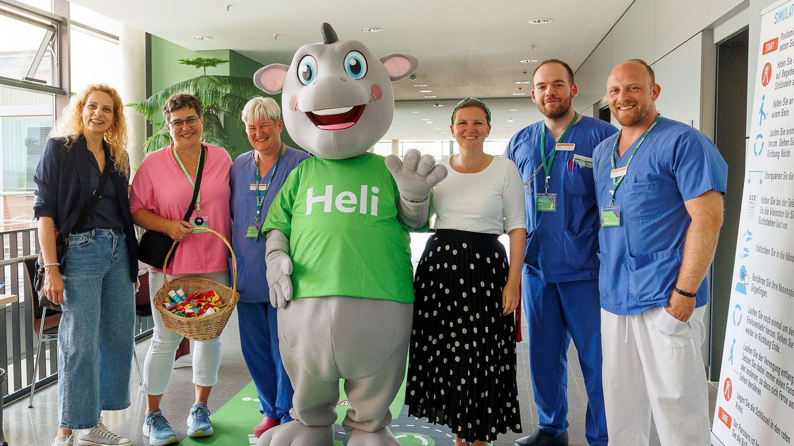 Maskottchen Heli (Mitte) mit Klinikgeschäftsführerin Carmen Bier (3.v.r.) und dem Team des Rauschparcours unserer Rettungsstelle.