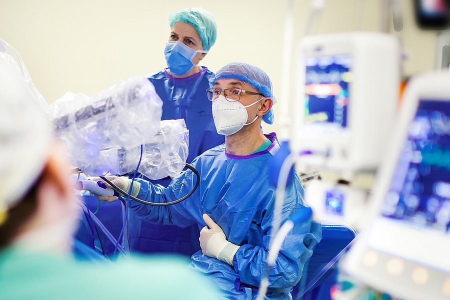 Chefarzt der Urologie vom Helios Klinikum Berlin-Buch im OP mit Roboterassistenz DaVinci