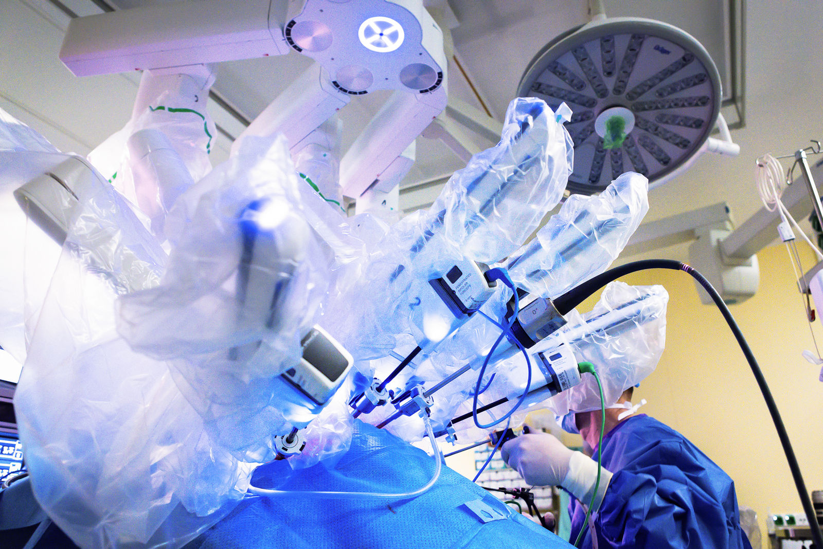 Mehrarmiger OP-Roboter DaVinci Xi im Einsatz während einer urologischen OP