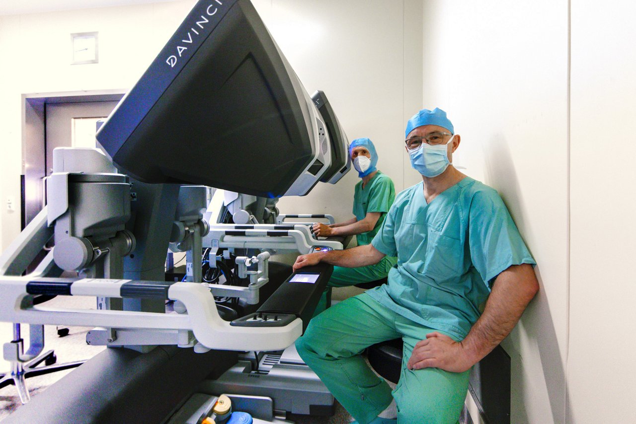 Zwei Ärzte der Urologie vom Helios Klinikum Berlin-Buch arbeiten an der Doppel-Bedienkonsole  des OP-Roboters DaVinci Xi