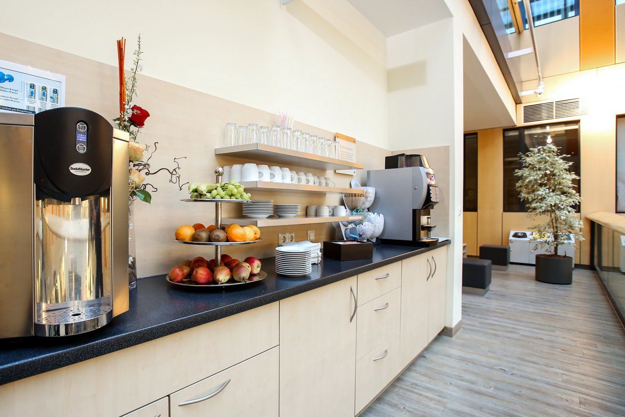 Getränkebar in der Lounge der Wahlleistungsstation im Helios Klinikum Berlin-Buch