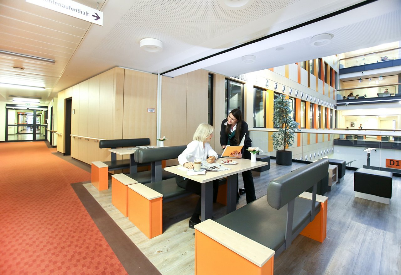 Lounge auf der Wahlleistungsstation im Helios Klinikum Berlin-Buch