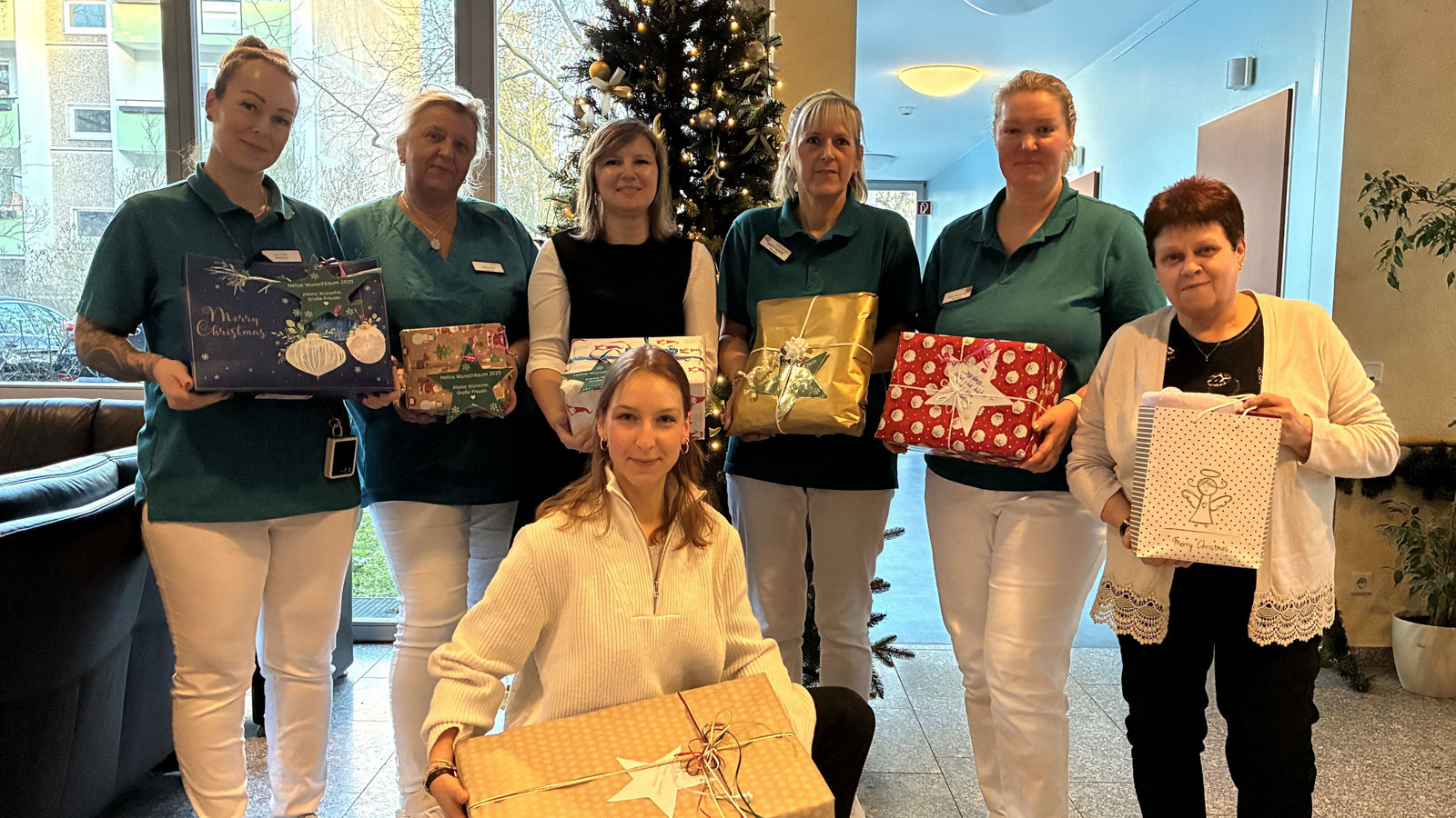 Geschenkübergabe in einem Seniorenheim der PARITÄTISCHES Seniorenwohnen gGmbH mit Klinikgeschäftsführerin Carmen Bier des Helios Klinikums Berlin-Buch