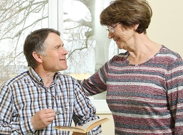 Patient unterhält sich mit Besuch