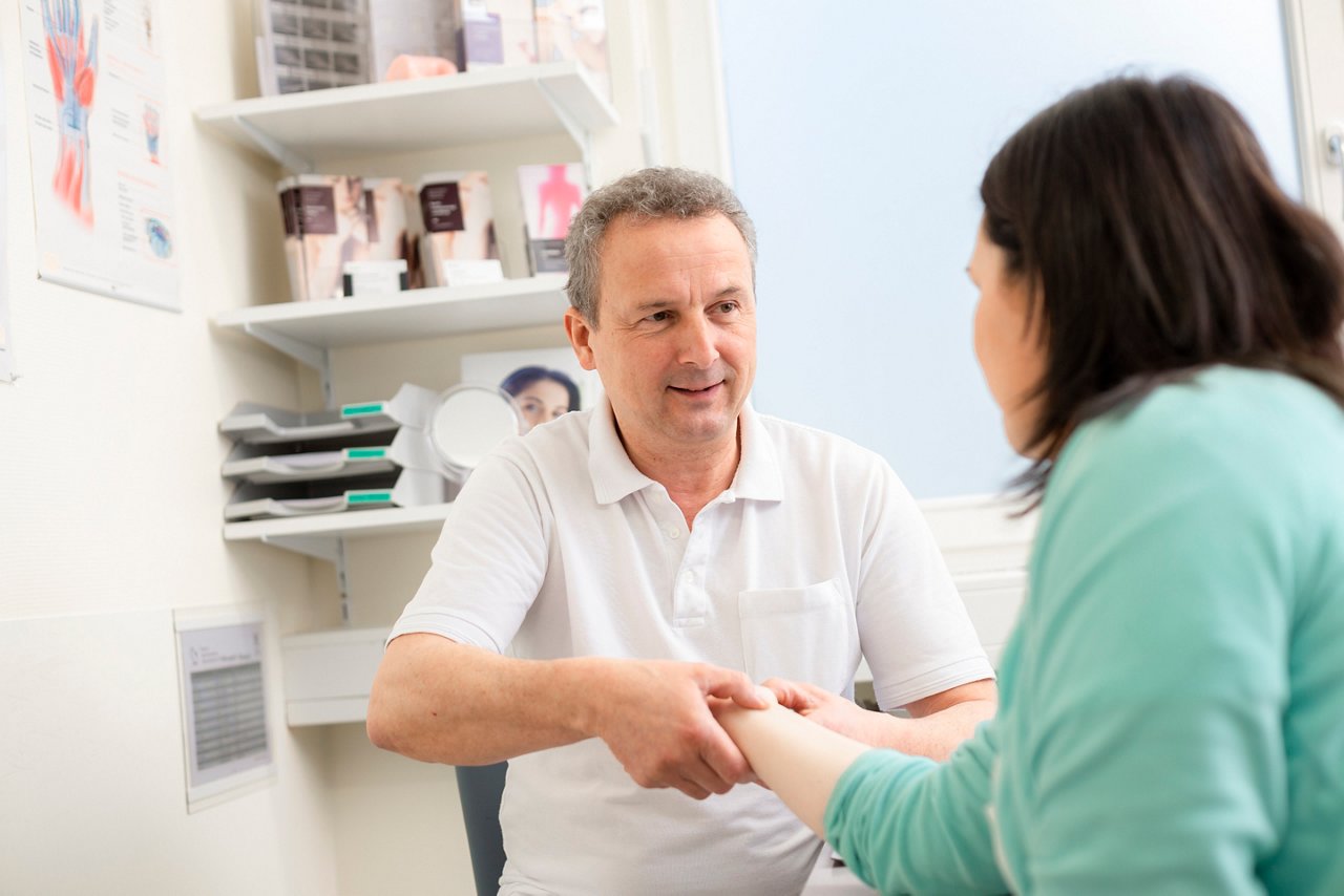 Chefarzt im Patientengespräch