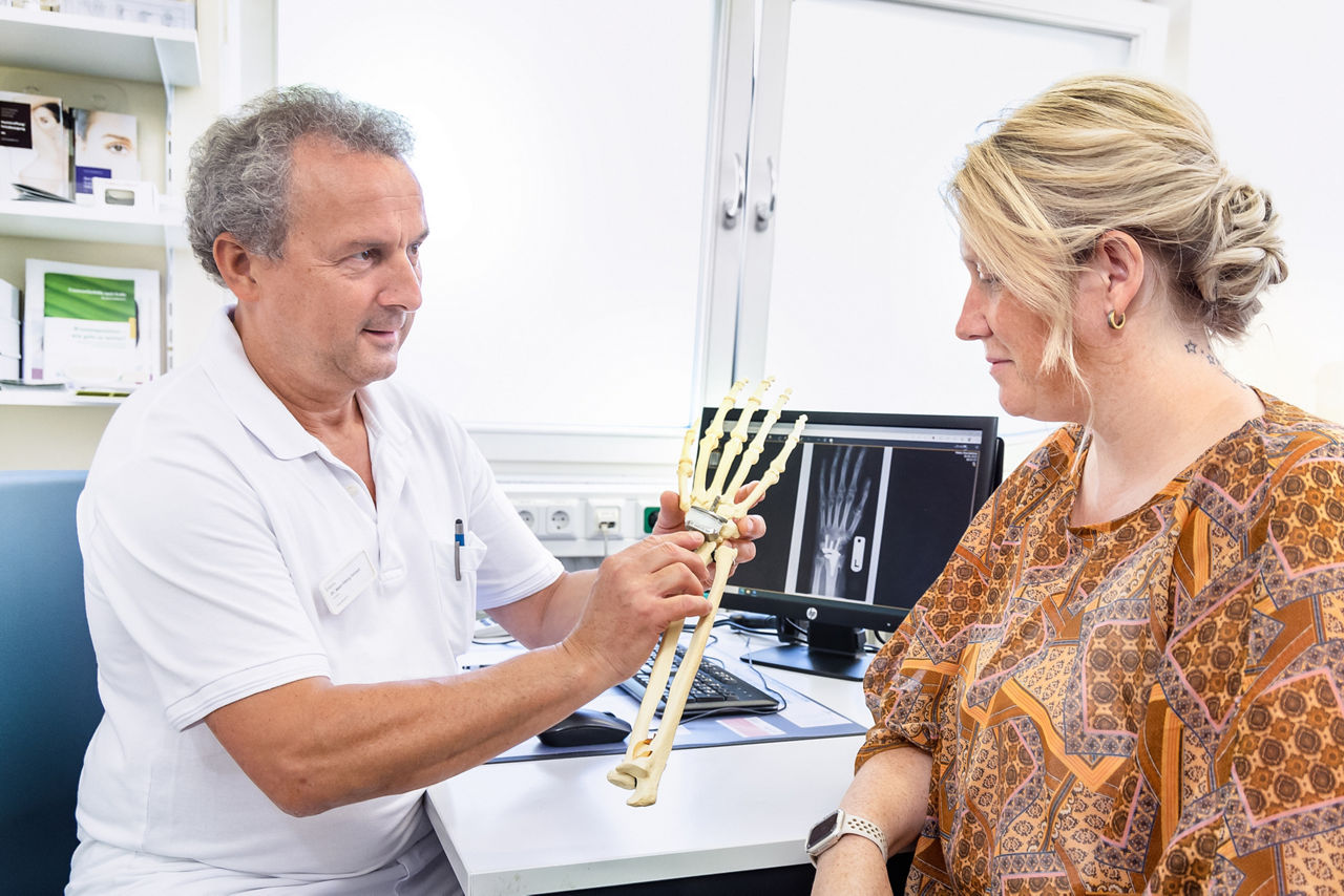 Patientenakademie im Mai: Daumenschmerzen – Was kann die Ursache sein? Schnappfinger, Sehnenscheidenentzündung, Arthrose?