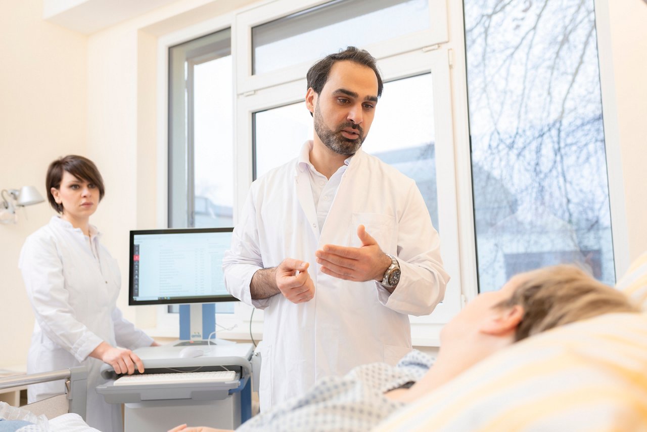 Arzt im Gespräch mit Patientin