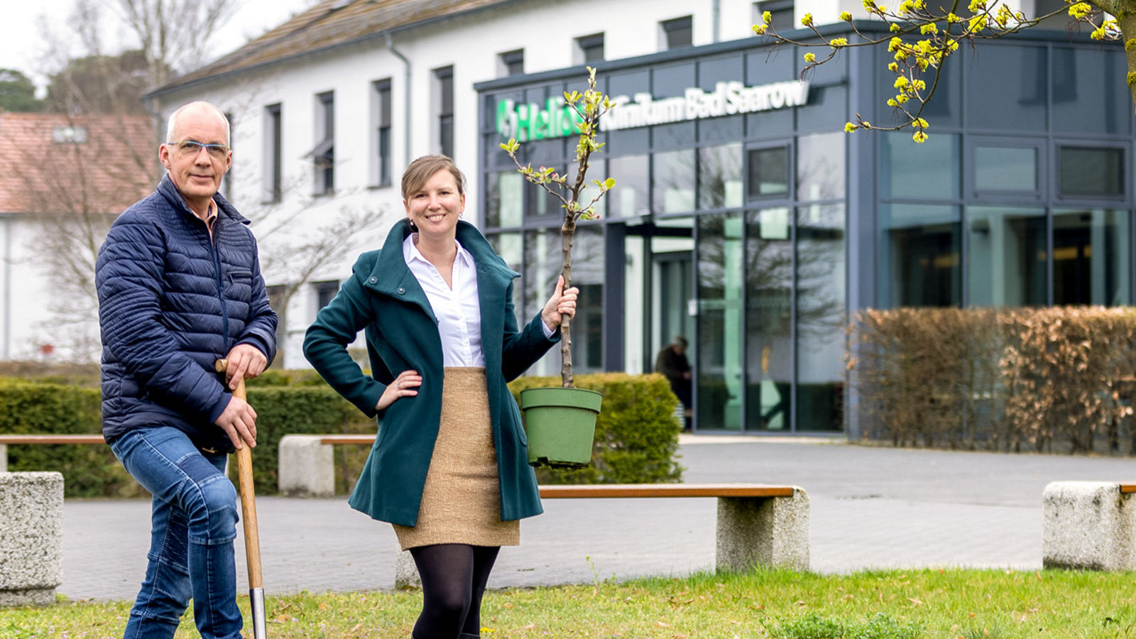 Ein Baum für jedes Kind - Helios Klinikum Bad Saarow engagiert sich für die Umwelt