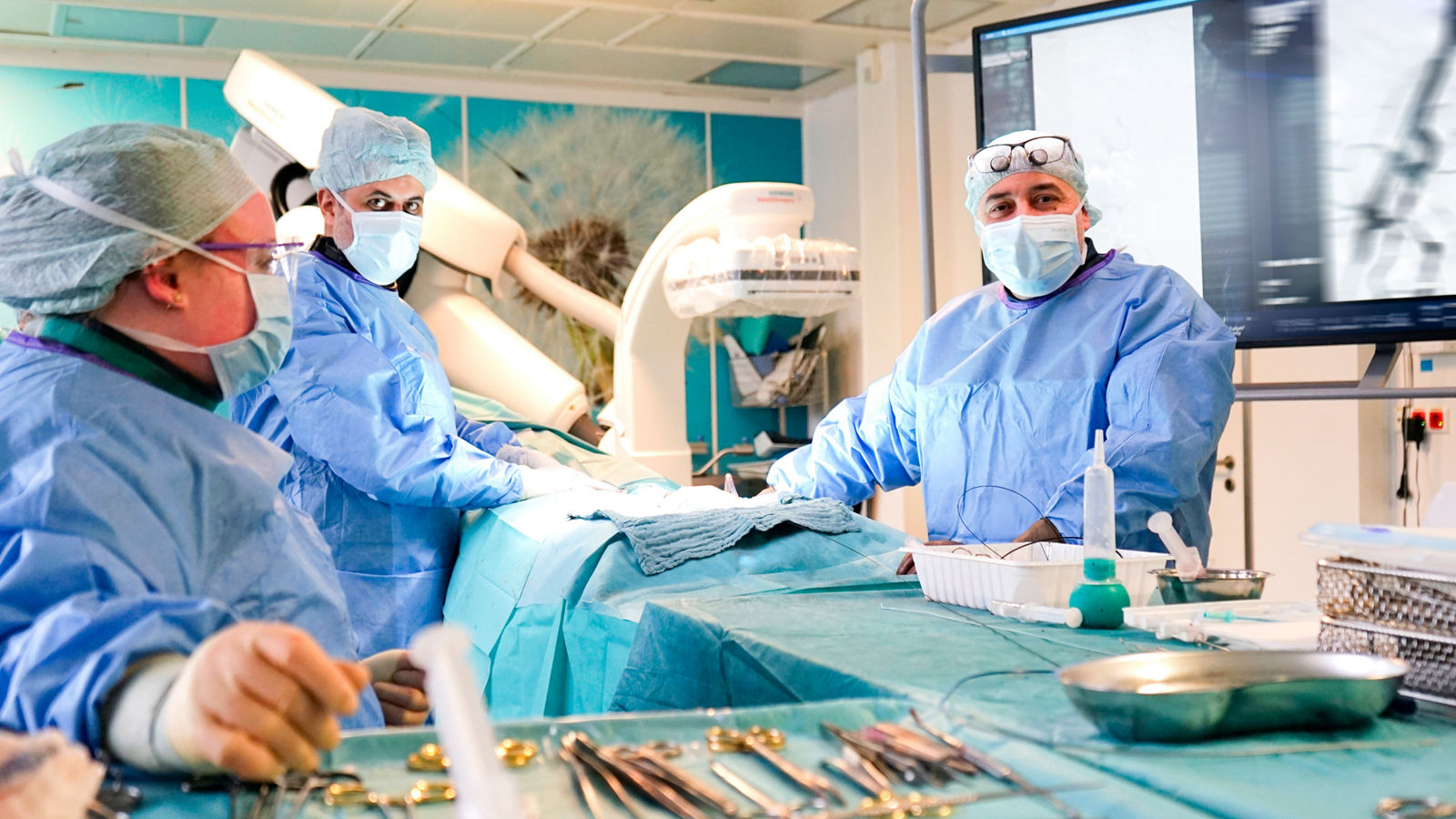 Im hybriden OP-Saal der Gefäßchirurgie am Helios Klinikum Bad Saarow können Chefarzt Dr. med. Walid Ibrahim und Oberarzt Abdulrahman Al-Kaddour die Patient:innen nun noch gezielter und schonender behandeln.