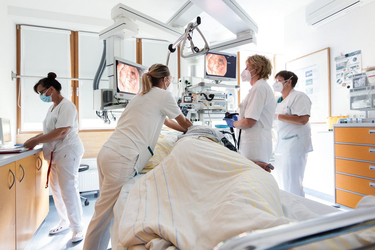 Patient erhält eine Gastroskopie unter Begleitung von mehreren Gesundheits- und Krankenpflegerinnen  