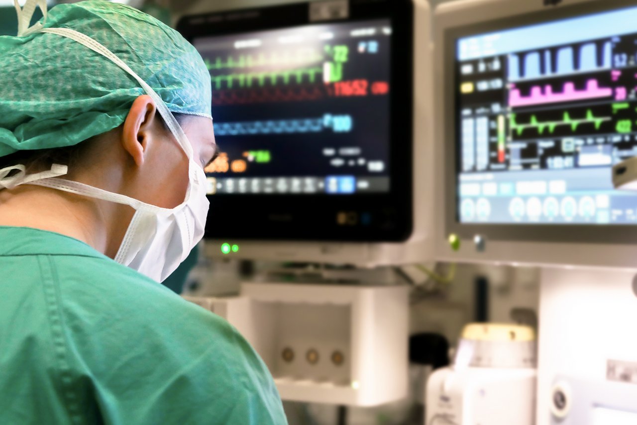 Die Ärzte und Schwestern der Anästhesie im Helios Klinikum Bad Saarow überwachen über modernste Technik den Zustand der Patienten.