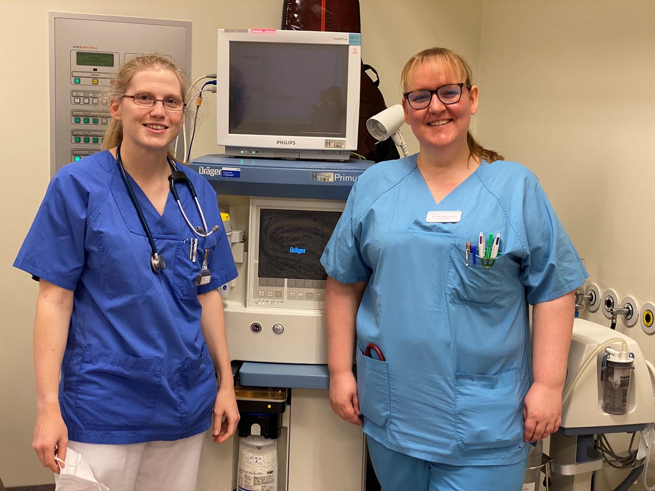 neu gewählte Assistentensprecherinnen  vor Monitor