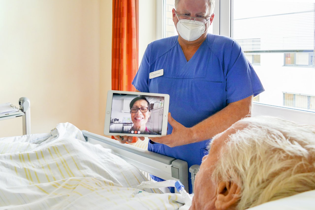 Patienten der Intensivstation im Helios Klinikums Bad Saarow haben die Möglichkeit mit Angehörigen via Videochat in Verbindung zu bleiben