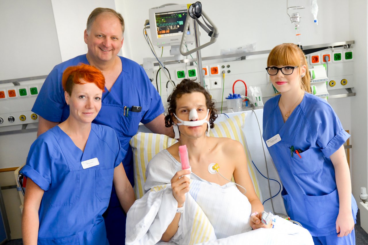 Patient mit Wassereis nach der OP auf der Intensivstation im Helios Klinikum Bad Saarow 