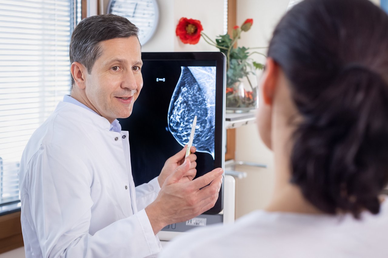Patientengespräch mit Monitor im Brustzentrum Bad Saarow