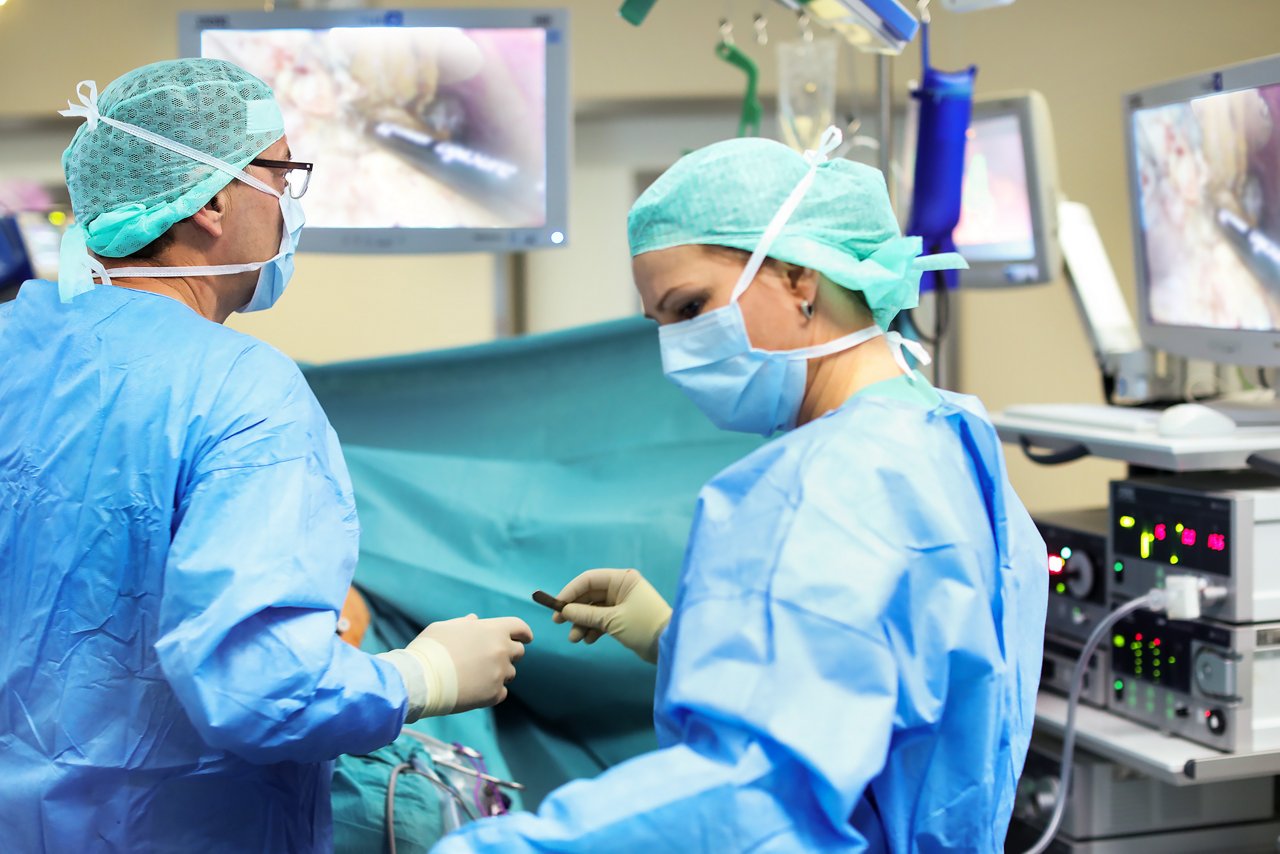 Endoskopie mit Arzt und operationstechnischer Assistentin  im OP