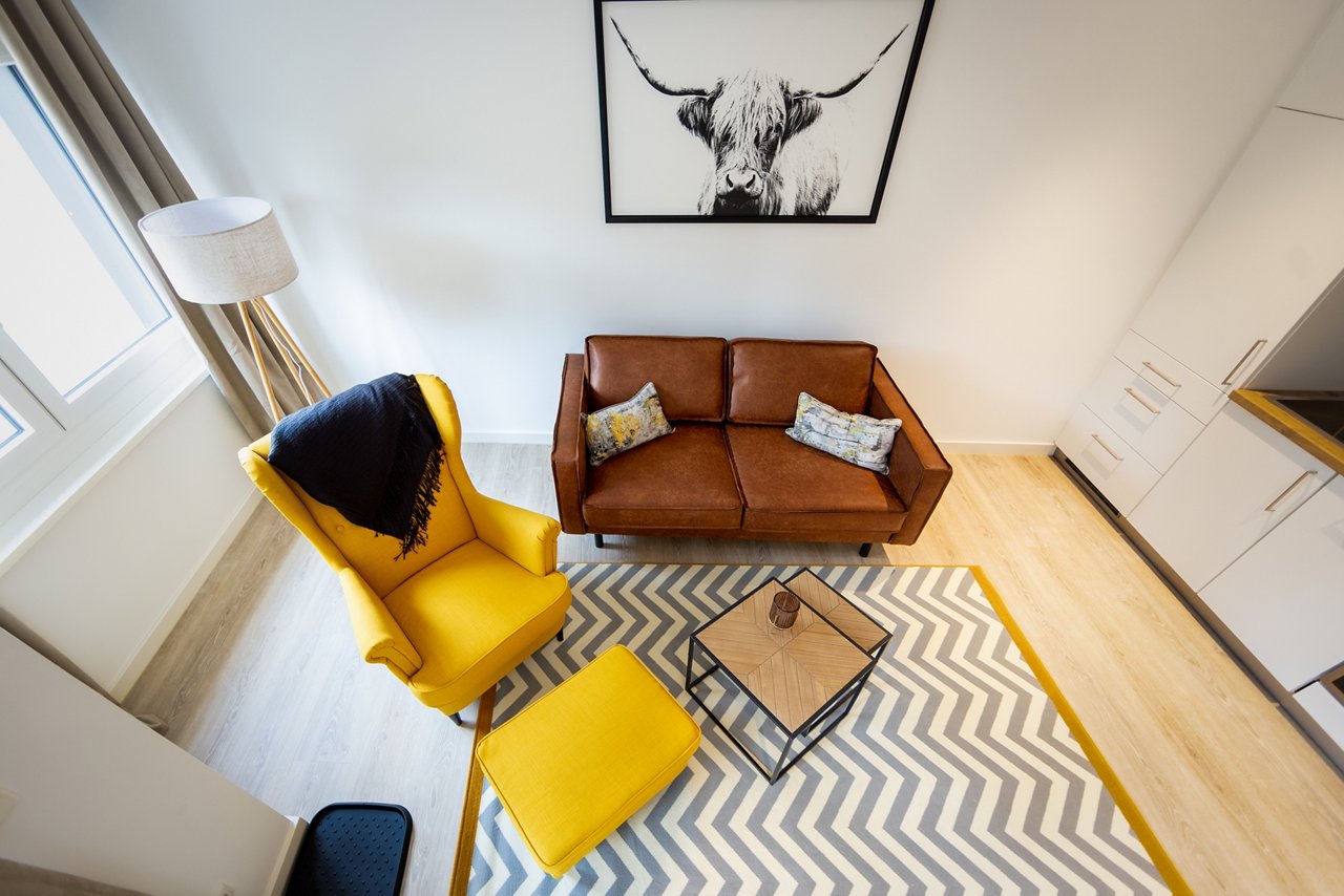 Zeitgenössische Ausstattung des Wohnbereichs in der Jagdhütte