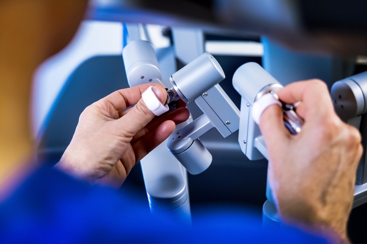 Hände der Operateurs an der Steuereinheit des DaVinci Operationsroboters