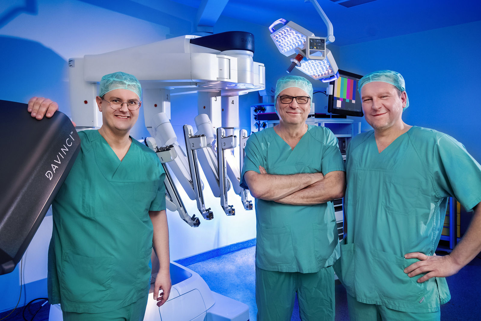 Mehrarmiger OP-Roboter DaVinci Xi im Einsatz während einer urologischen OP