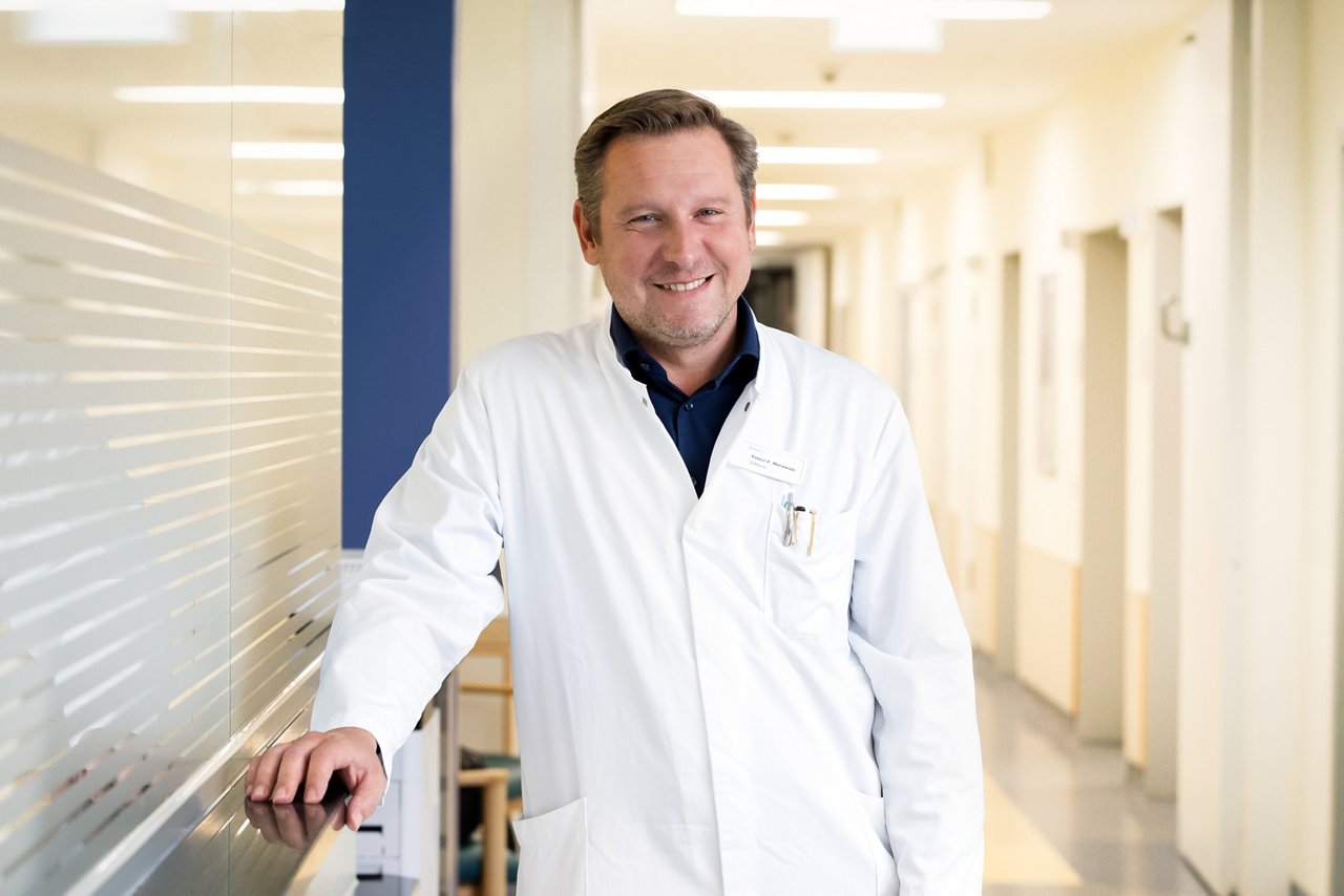 Foto vom Chefarzt der Frauenheilkunde Pawel Morawski auf dem Flur der Station