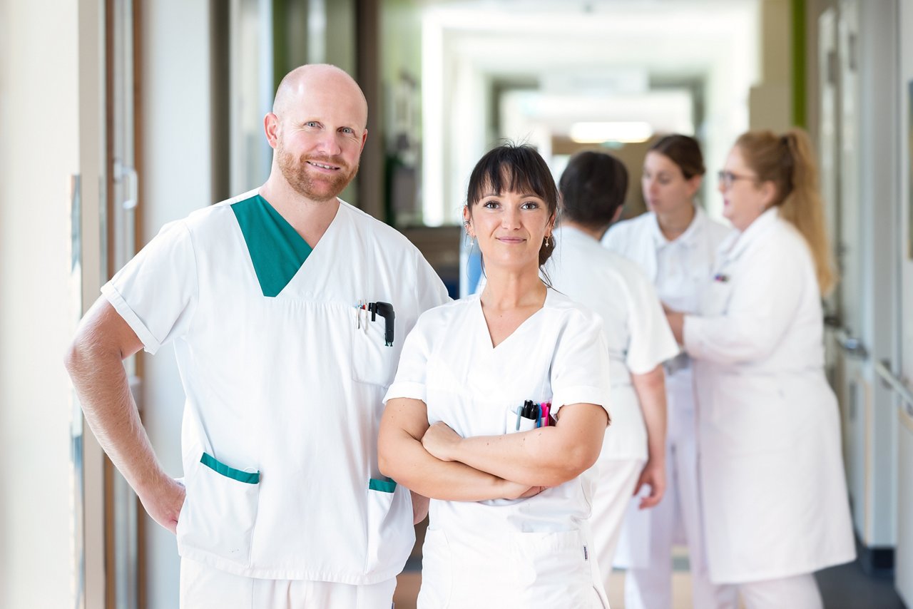 Foto vom Pflegepersonal der Gastroenterologie auf dem Stationsflur