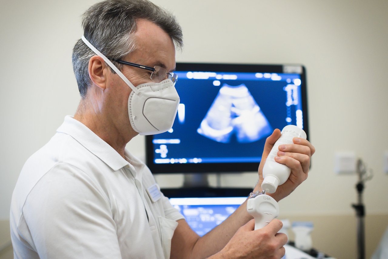 Leitender Oberarzt Klinik für Allgemeine Innere Medizin, Gastroenterologie und Diabetologie, Dr.med. Heinzel  bei einer Ultraschalluntersuchung