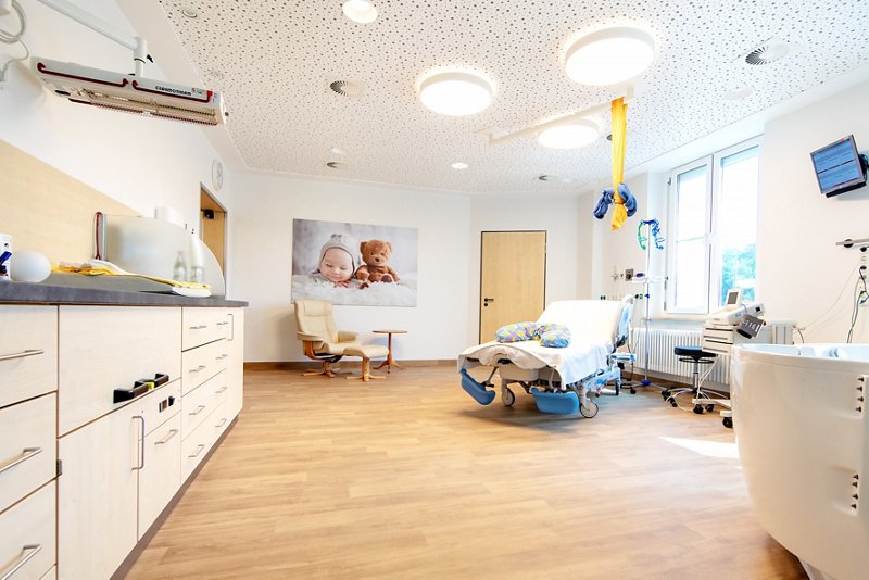 Moderne Ausstattung im Kreißsaal im Helios Klinikum Bad Saarow. 