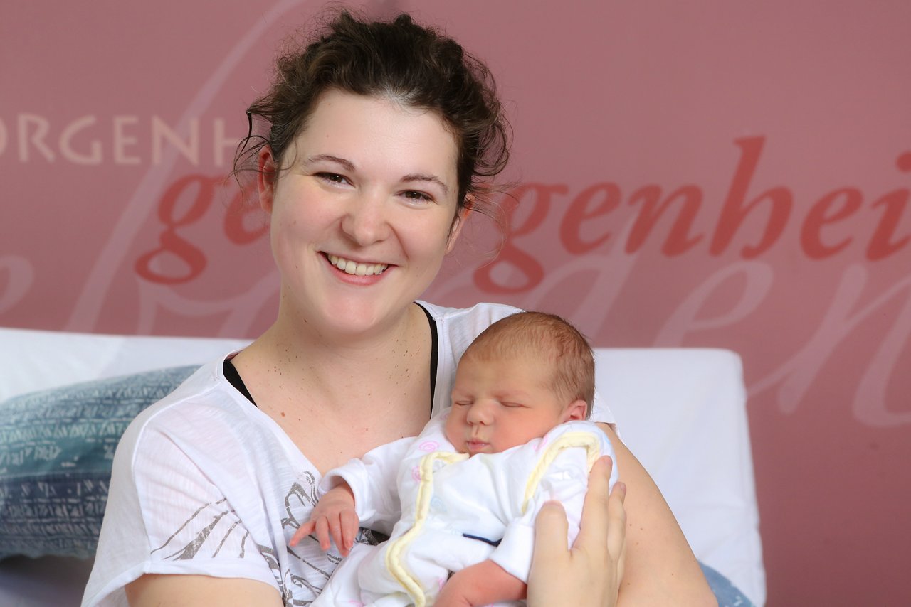 Glückliche Mutter mit Neugeborenem im Helios Klinikum Bad Saarow