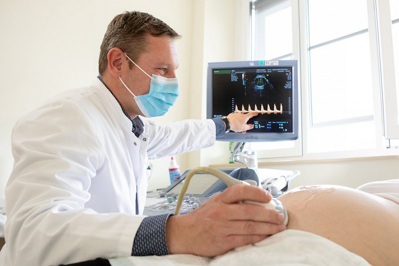 Moderne 3D-Ultraschalluntersuchung  und Doppleruntersuchung, bei der der Blutfluss des Babys farbkodiert werden kann