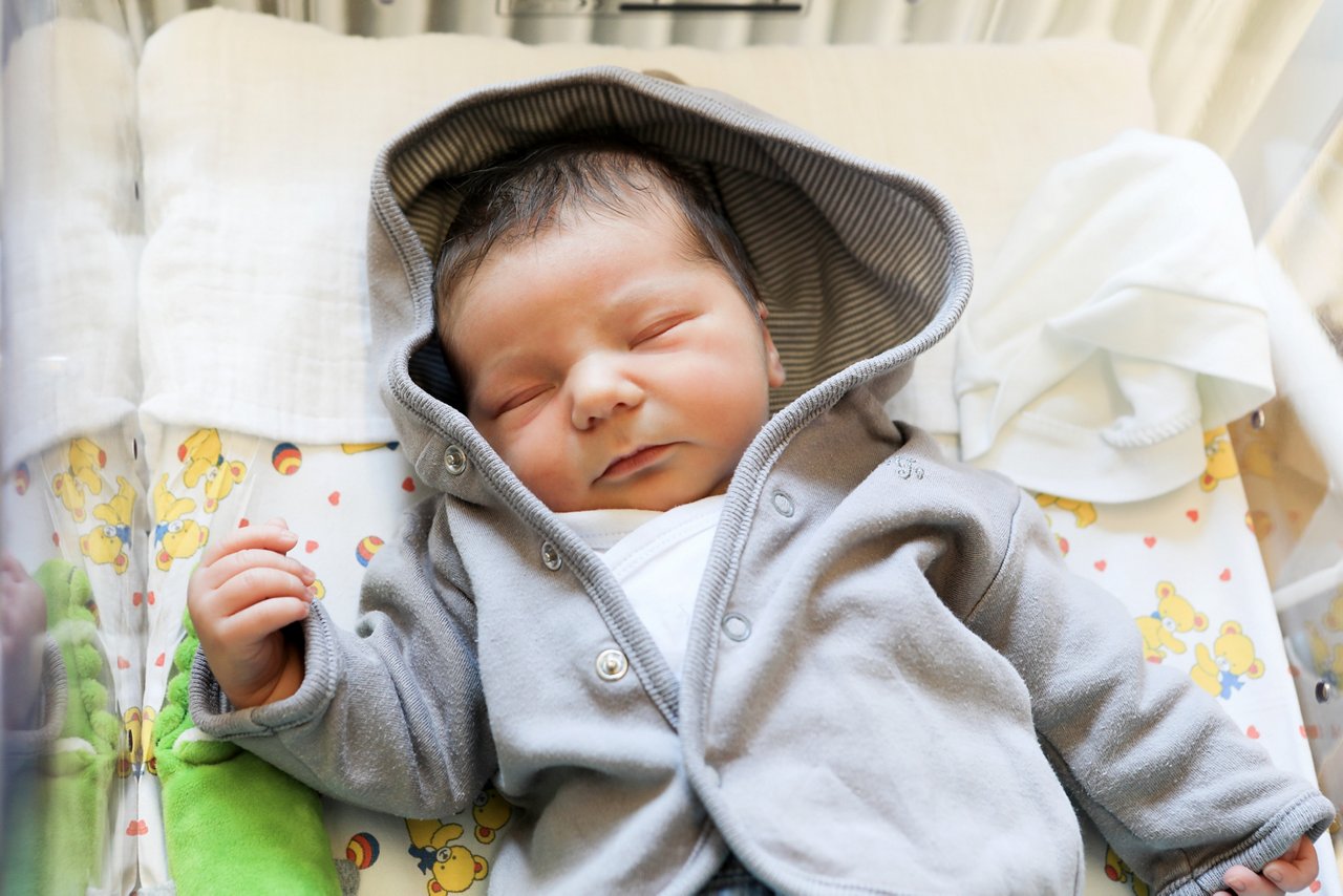Schlafendes Neugeborene im Babybett, Helios Klinikum Bad Saarow