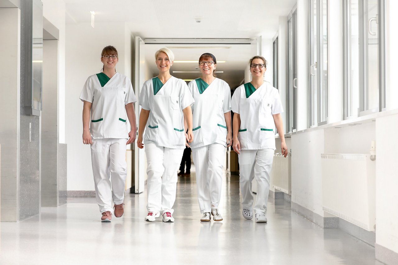 Das Team des Gefäßlabor auf dem Klinikhausflur