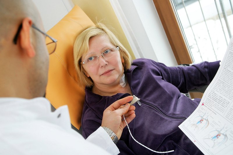 Patienten mit venösem Portkatheter und begleitendem Arzt