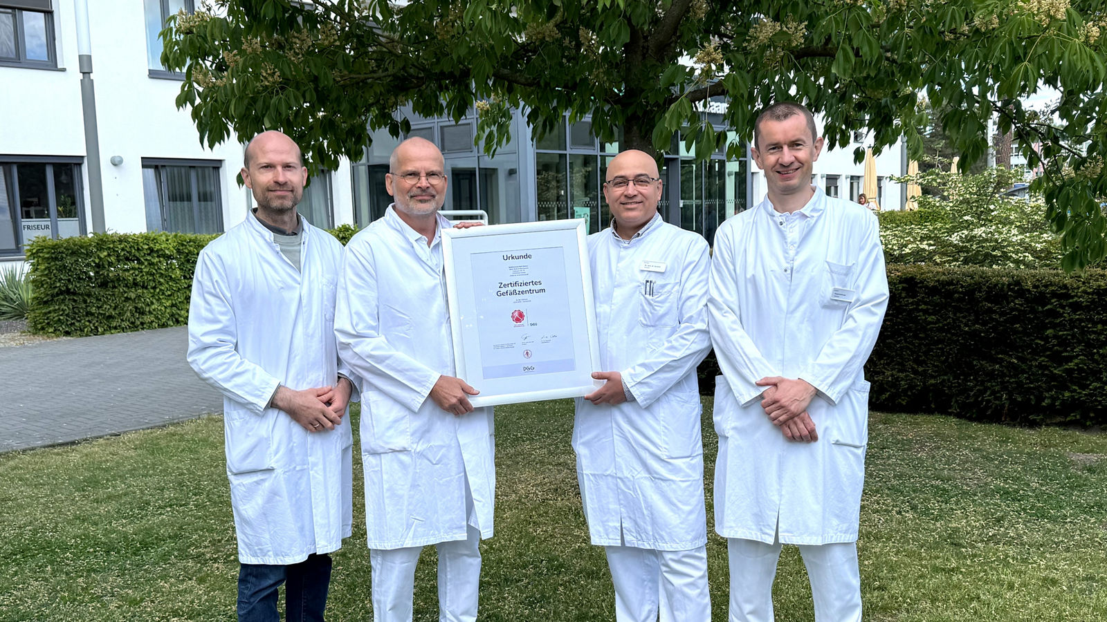 Freuen sich über das Zertifikat: (v. l.) Prof. Dr. med. Julius Dengler, Ärztlicher Direktor; Dr. med. Dipl.-Phys. Jan Petersein, Chefarzt Institut Radiologie, DeGIR Zentrum für minimalinvasive Therapie; Dr. med. Walid Ibrahim, Chefarzt Klinik für Gefäß- und Endovaskuläre Chirurgie/ Phlebologie und Pawel Kmieciak, Oberarzt Klinik für Angiologie